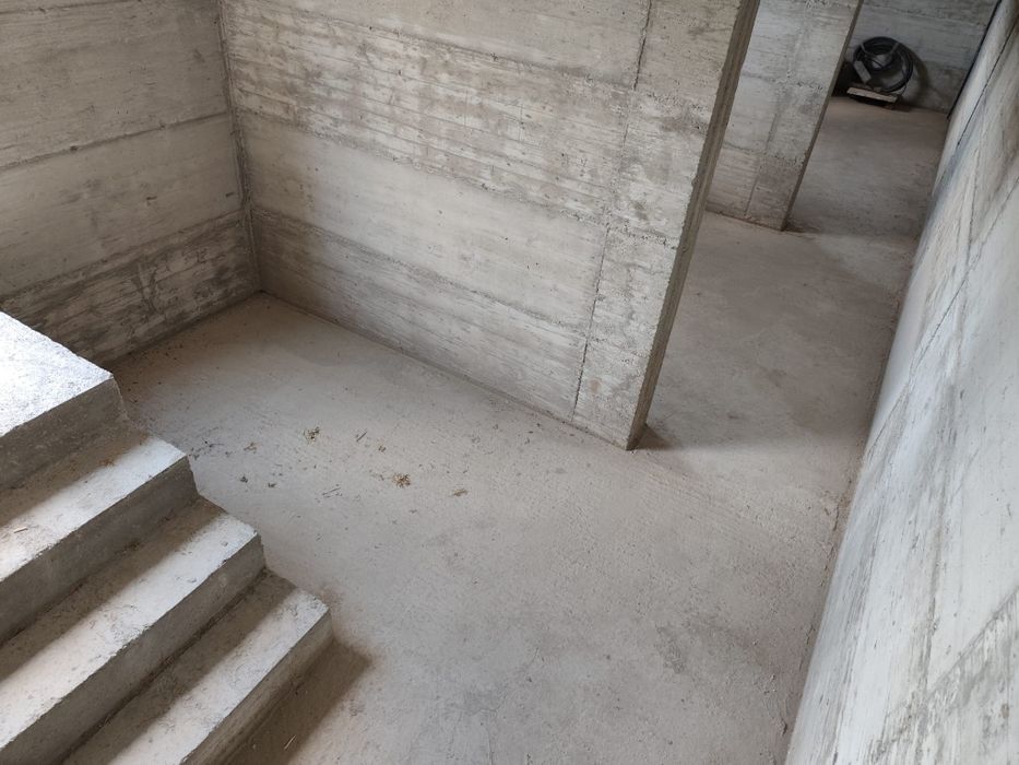 Vând casa la rosu