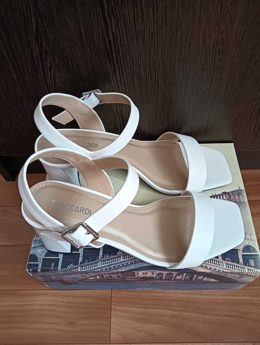 Продам босоножки