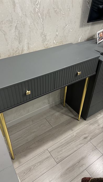 Крашенная консоль на ножках