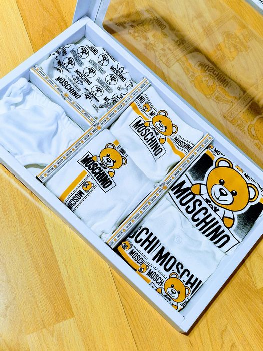 Set nou nascuti Moschino/bumbac/7 piese, super calitate