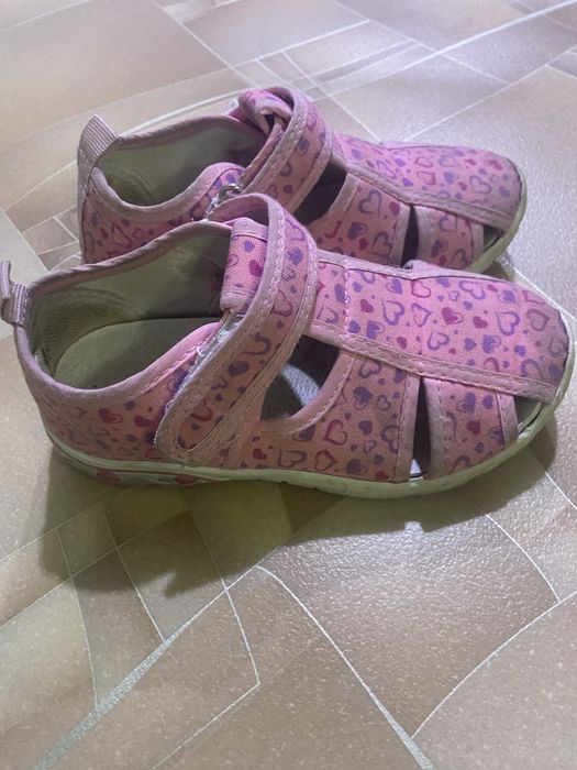 Продам сандали в садик