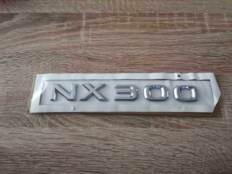 сребрист надпис Lexus NX 300