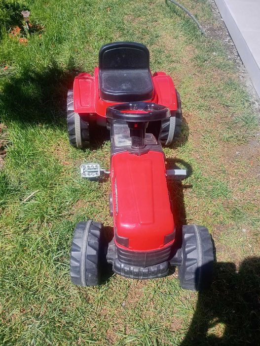 Tractor cu pedale  pentru copii