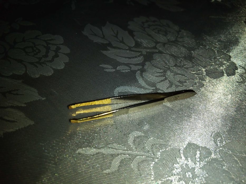 Penseta Monicare Solingen cu varf tesit , placat cu aur .