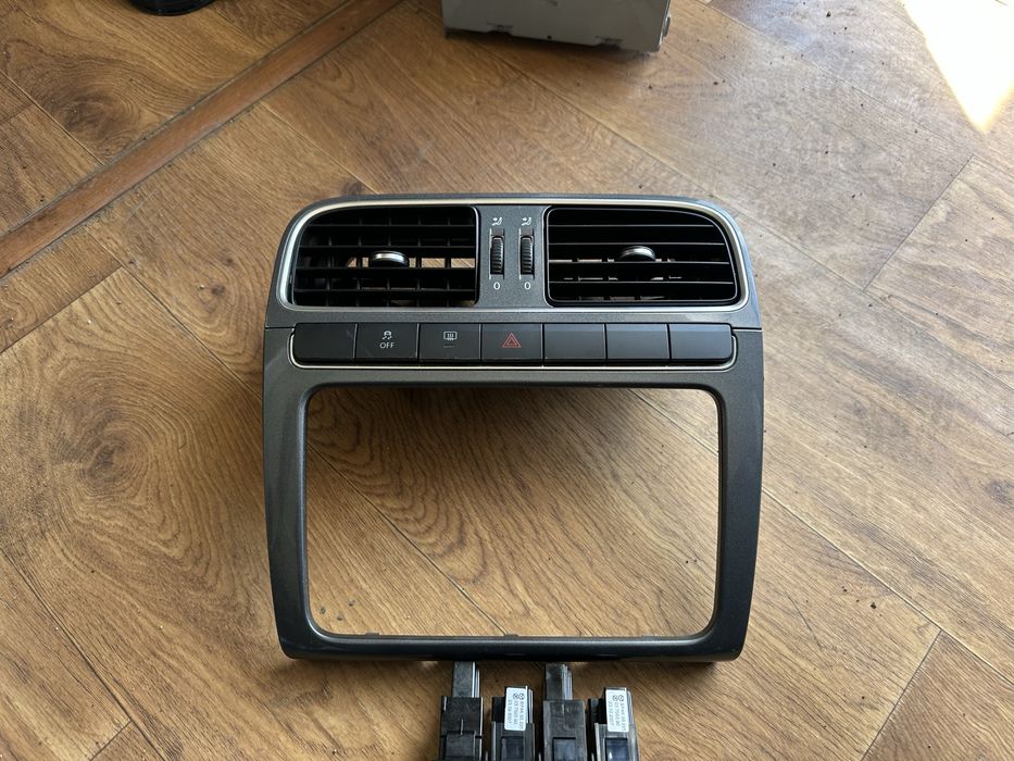 Централна конзоло със въздуховоди и лайсна за Фолксваген Поло 6R 2009-