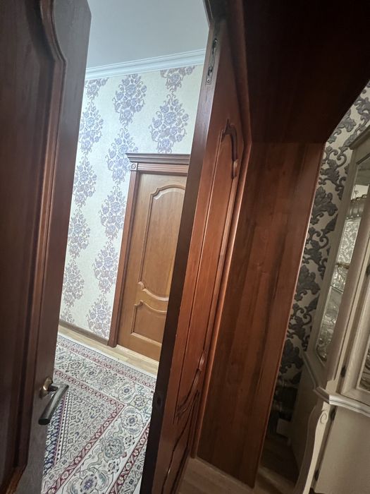 Есік дверь.