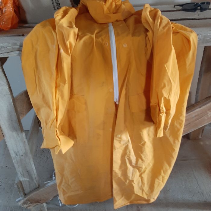 Продажа дождевого плаща.