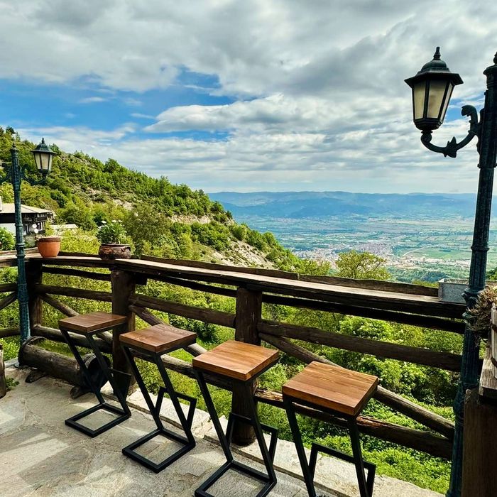 Бар столове от масивна дървесина орех и дъб