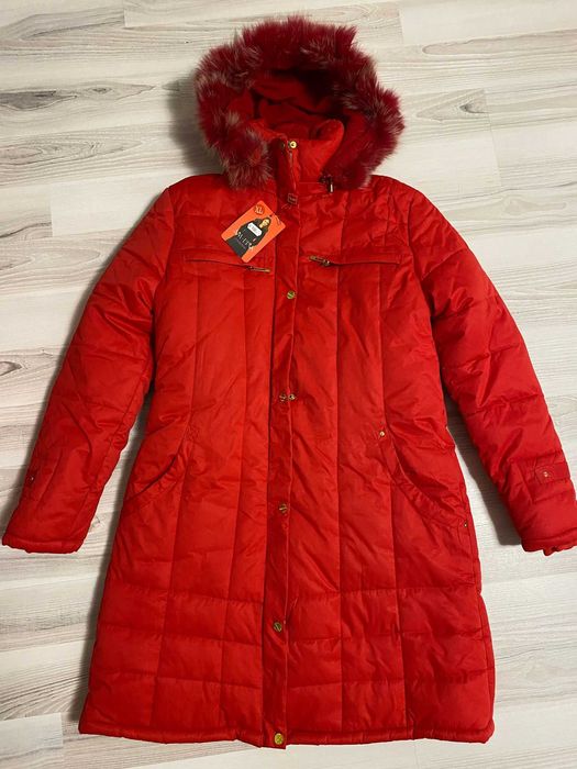 Vand geaca lunga rosie marime L-XL noua cu eticheta