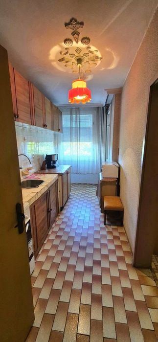 Продавам тристаен тухлен