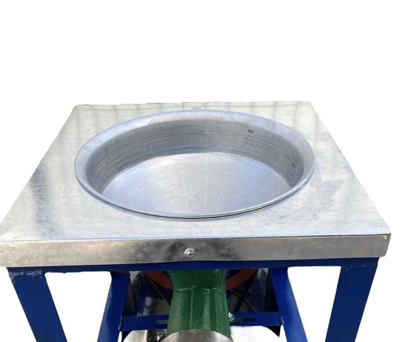 Чугунена румънска месомелачка с електромотор,стойка,метална фуния