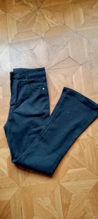 Расклешённые джинсы.