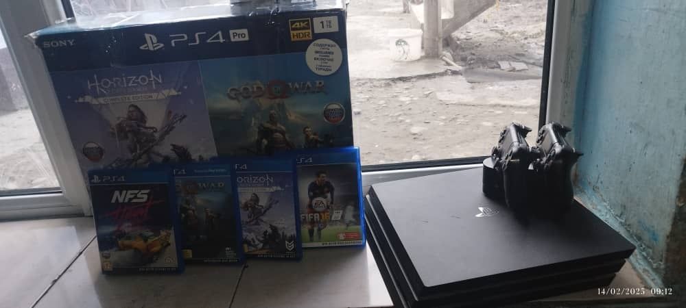 Playstation 4 pro 1 tb holati yaxshi 8 uyin bor