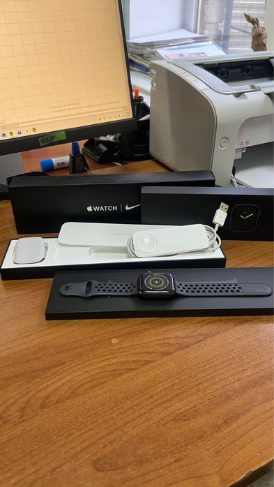 Apple watch продам срочно.