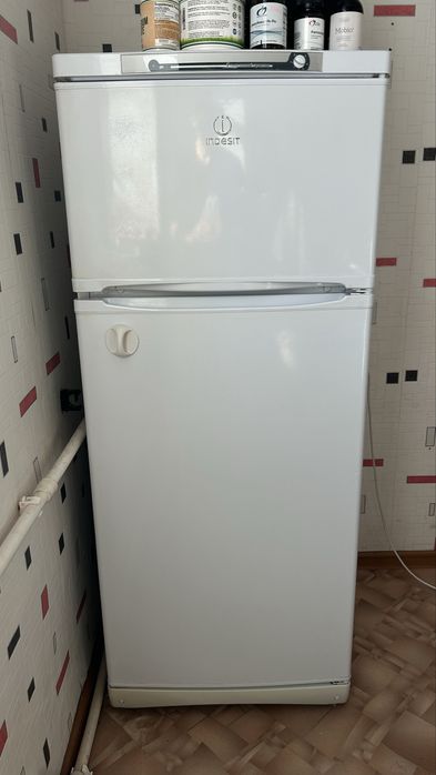 Продам холодильник Indesit