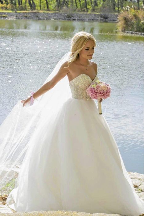 Булчинска рокля с камъни и перли