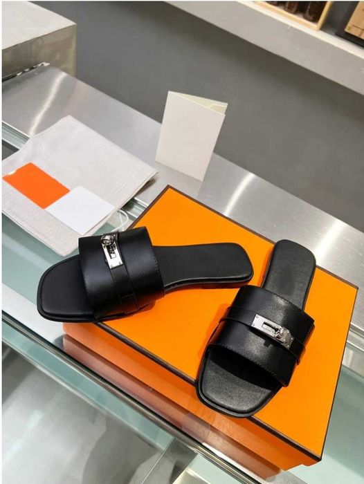 Шлёпанцы чёрные.