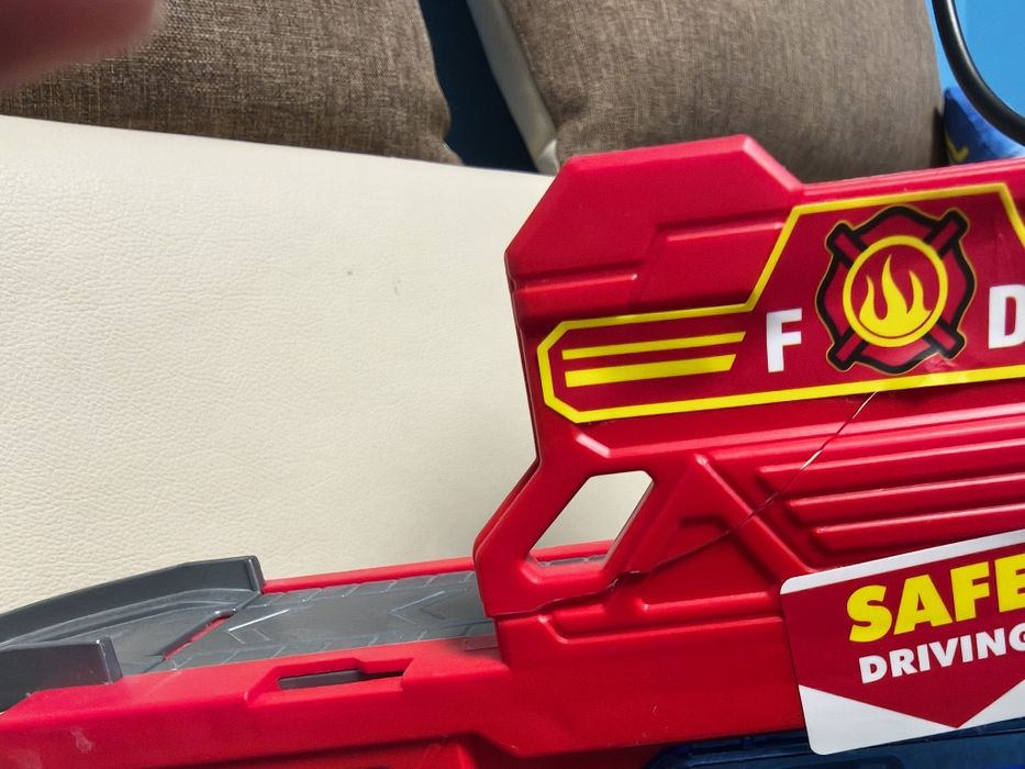 Vând jucărie statie poliție și pompieri