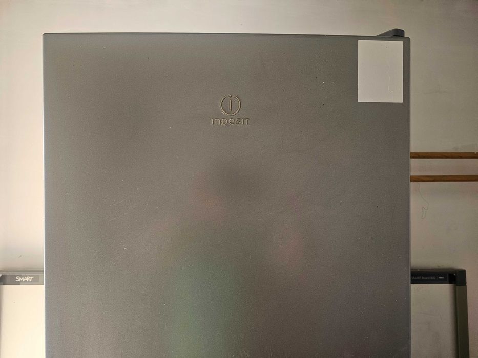 Холодильник Indesit. Не работает.