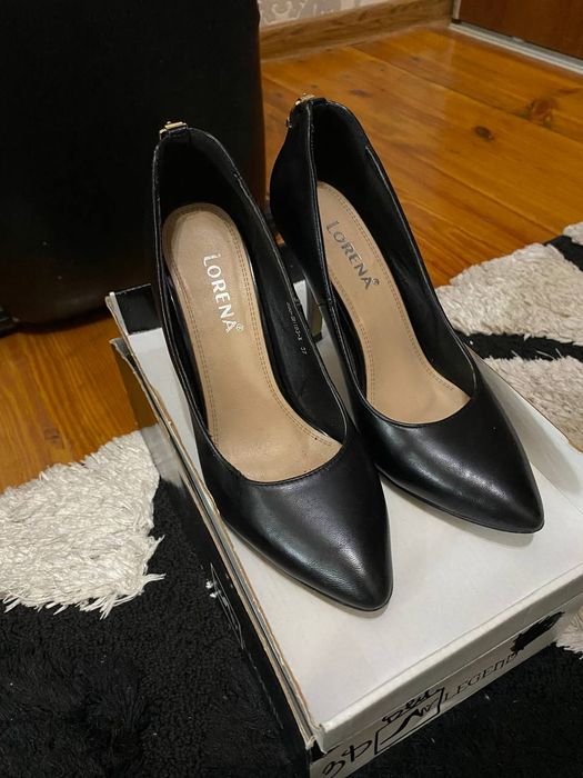 Продаю классические туфли.