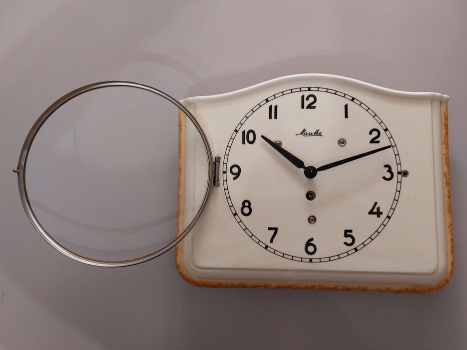 Порцеланов часовник Mauthe
