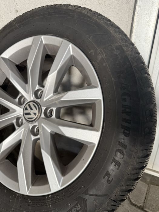 Продавам комплект зимни гуми с оригинални джанти VW.