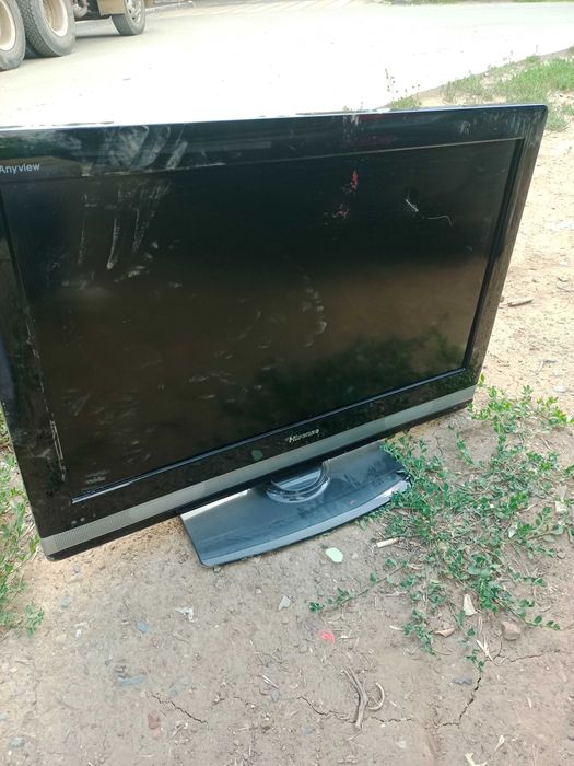 Продам телевизор ЖК Hisense  экран треснутый на запчасти