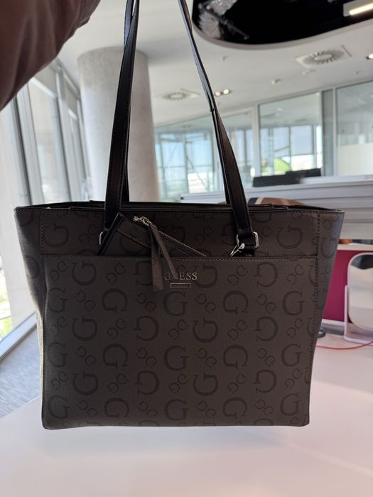 Сумка бренда Guess