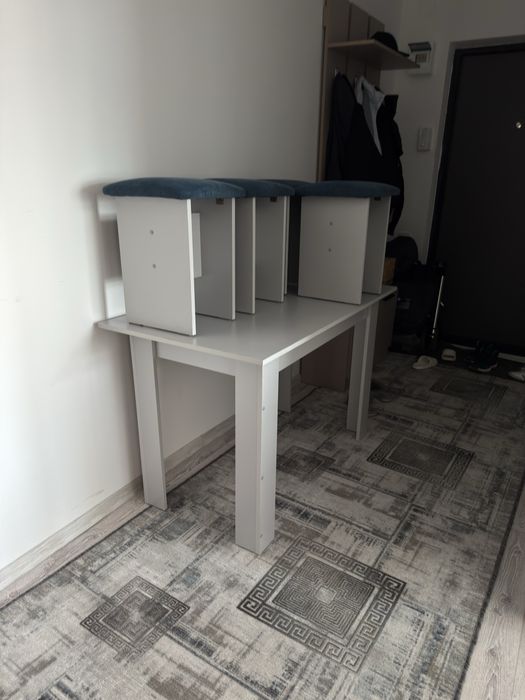 Стол со стульями