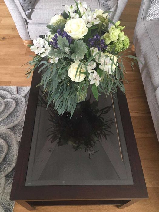 Масивна маса за хол със стъкло