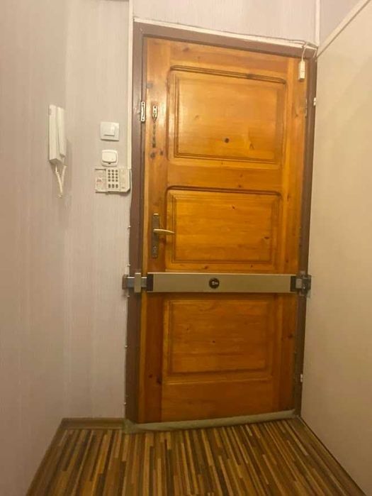 Продавам дървена входна врата (само крило, без каса).