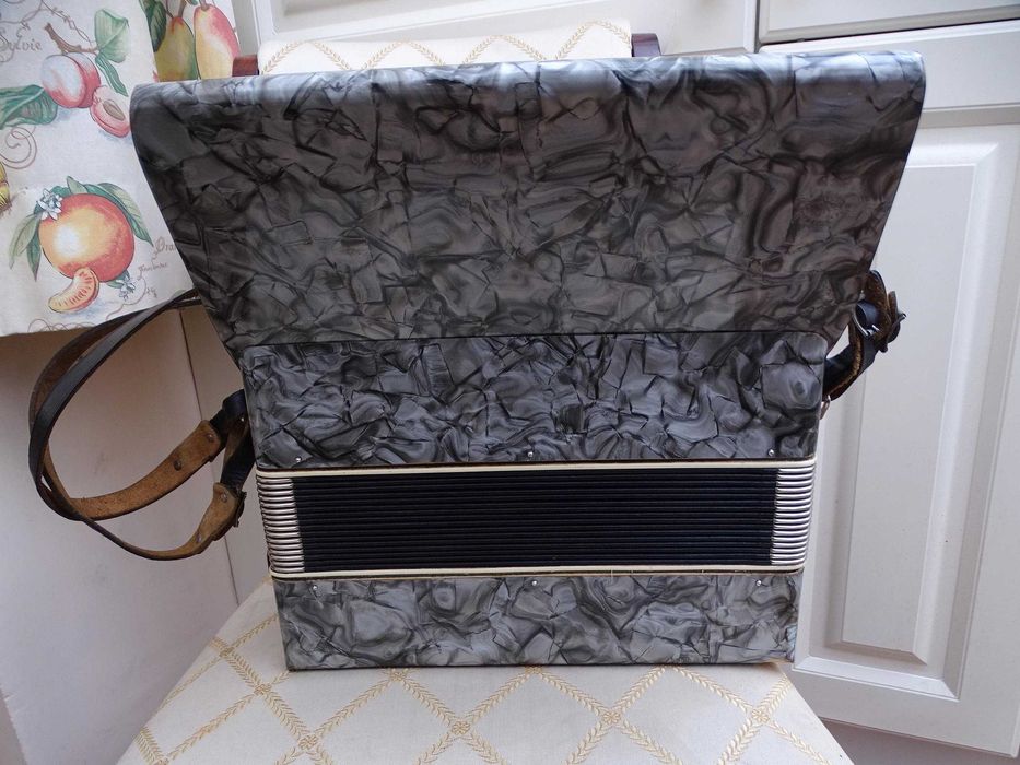 Запазен стар акордеон Велтмайстер 12 баса