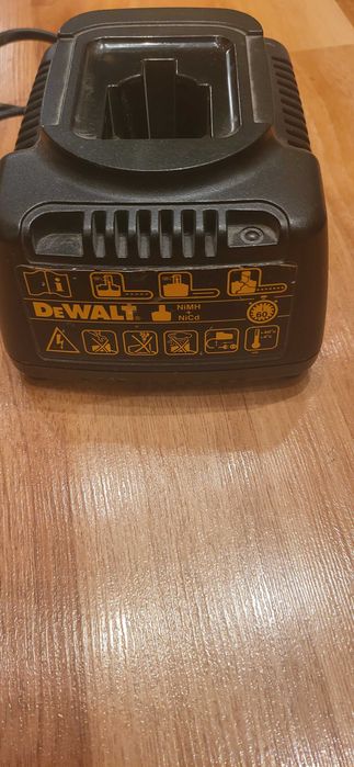 Зарядно Устройство DEWALT