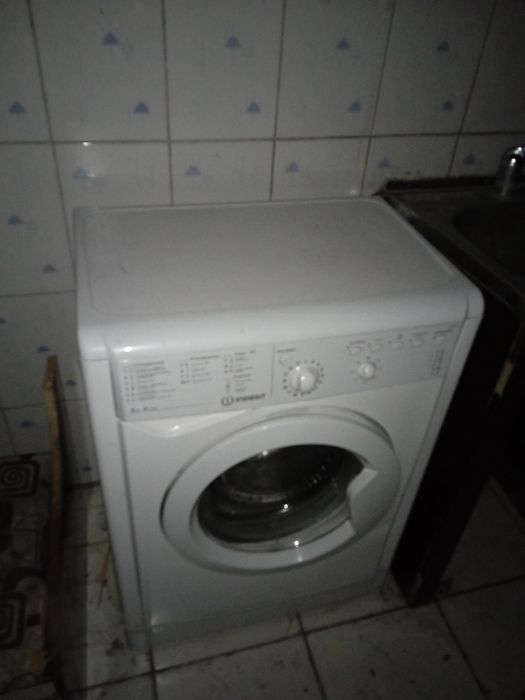 Продам стиральную машину индезит