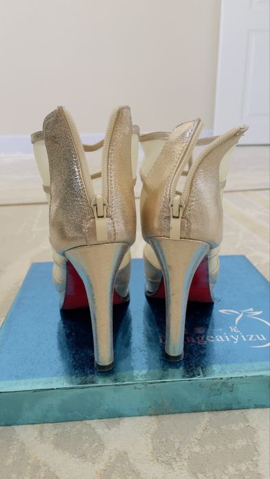 Женские босоножки