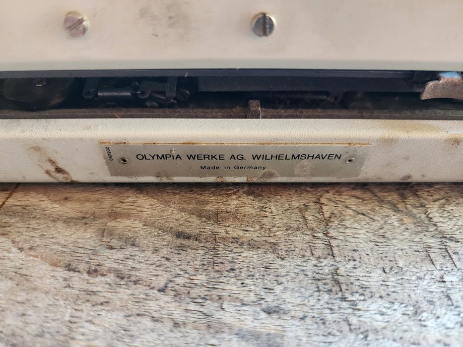 Mașina de scris OLYMPIA Traveller