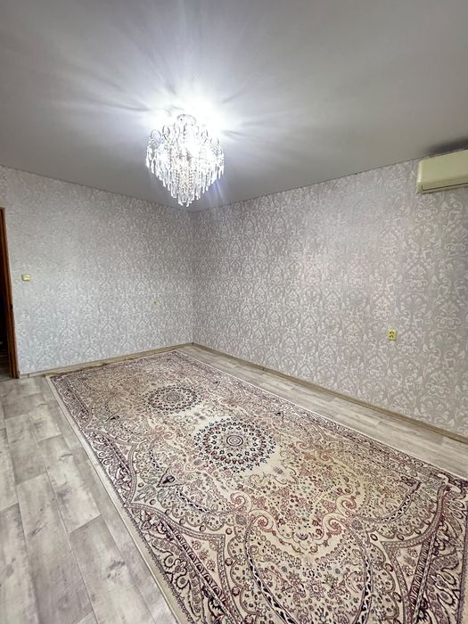 Продаётся 2 комн в 4 мкрне  дешево