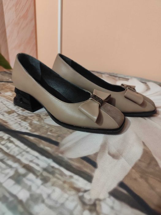 Чисто нови, много красиви бежови обувки.