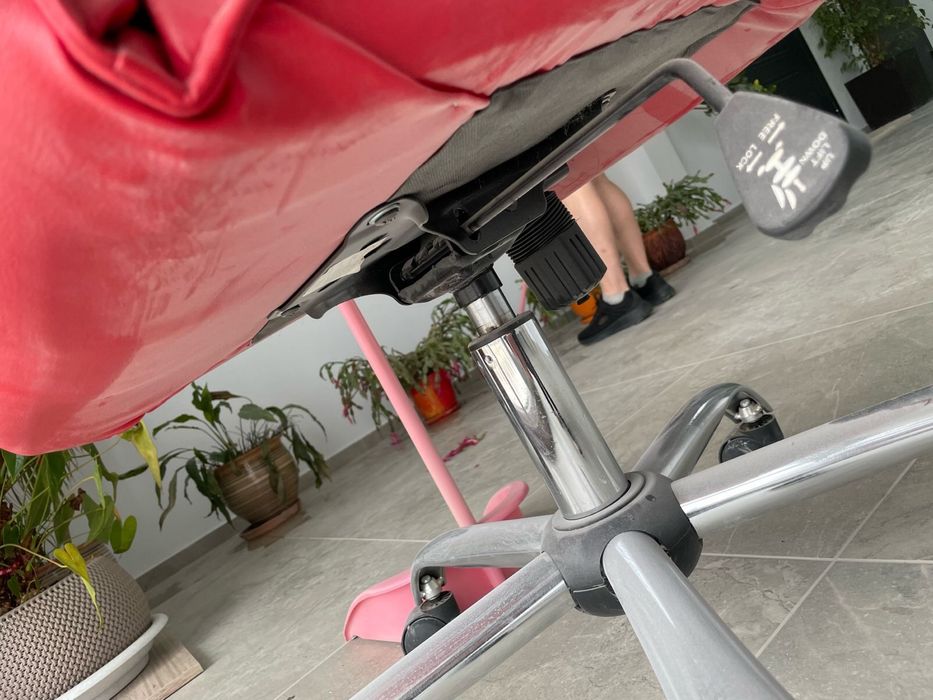 Стул красный в отличном состоянии