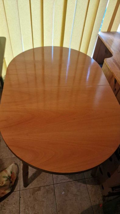 Овална разтегателна трапезна маса