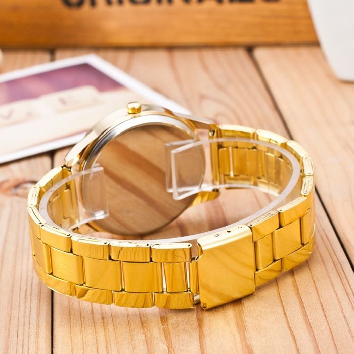 Дамски ръчен часовник с кръгъл циферблат