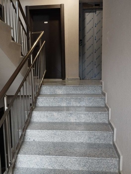 Продавам голям двустаен апартамент, колхозен пазар, Варна