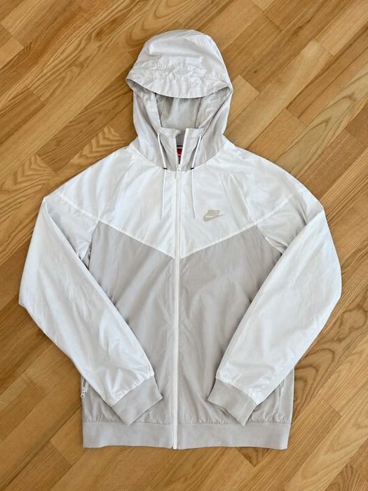 Jachetă Nike Windrunner albă cu gri deschis – Mărimea S – glugă, full zip, logo Swoosh