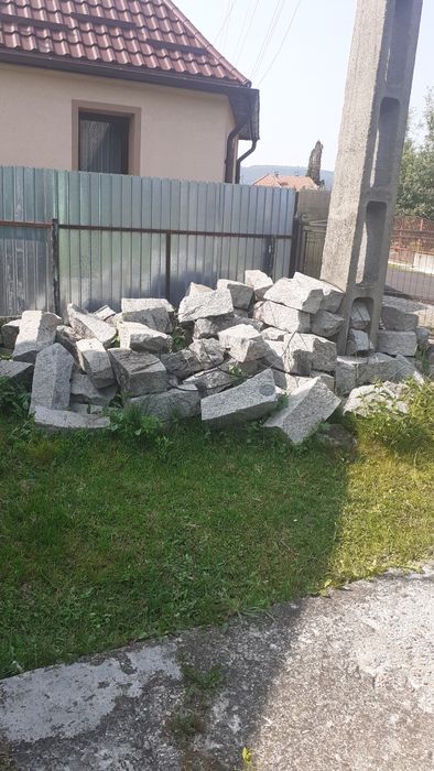 Vând  piatră cioplita ( granit) , și cherestea