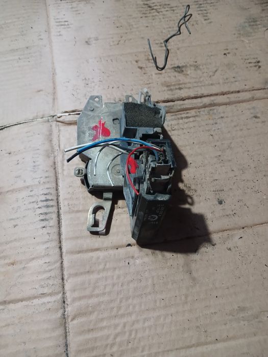 Замок двери БМВ Е34 левый передний