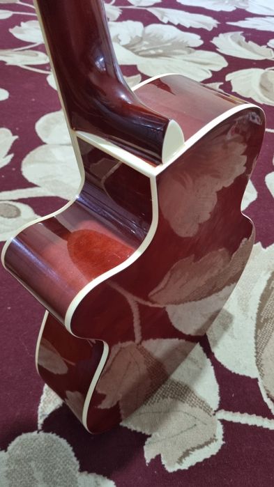 Gitara 'ROCKET', srochna sotiladi.