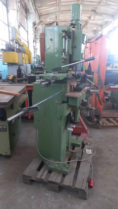 машина за пробиване на отвори за брави, и дръжки.