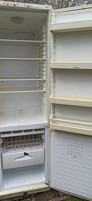 Продам холодильник indesit
