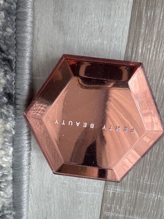 Highlighter грим Fenty Beauty