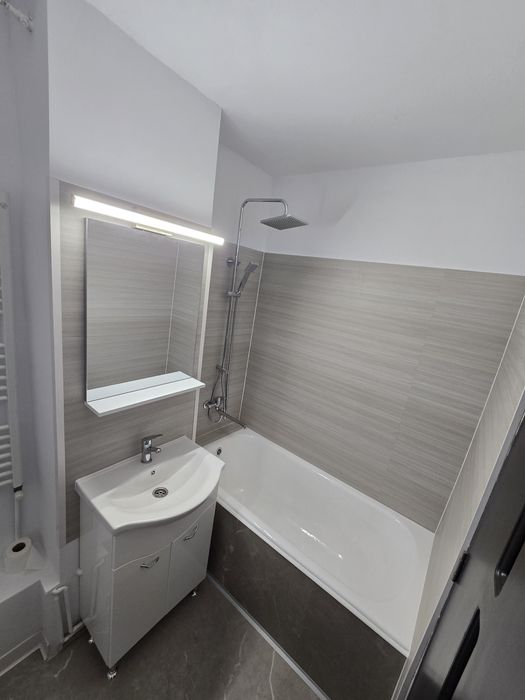 Proprietar Inchiriez apartament 2 camere, Str. Liviu Rebreanu peste drum de Spitalul Judetean
